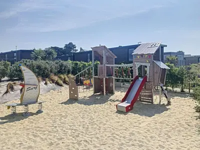Aire de jeux pour enfants de l'établissement Mobil-home luxueux à Jullouville, 200m plage, piscine chauffée, pour 6 personnes - FR-1-361A-73