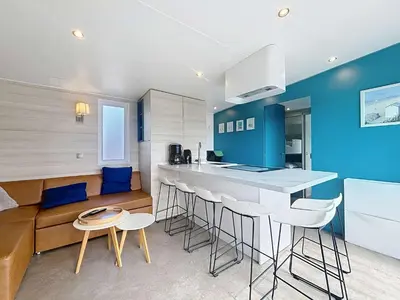 Cuisine ou kitchenette dans l'établissement Mobil-home luxueux à Jullouville, 200m plage, piscine chauffée, pour 6 personnes - FR-1-361A-73