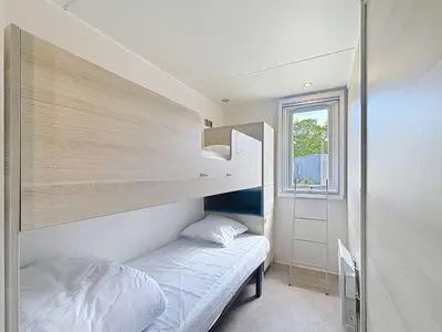 Un ou plusieurs lits dans un hébergement de l'établissement Mobil-home luxueux à Jullouville, 200m plage, piscine chauffée, pour 6 personnes - FR-1-361A-73