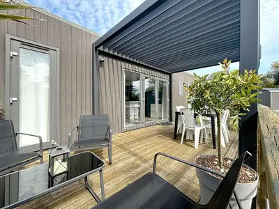 Balcon ou terrasse dans l'établissement Mobil-home luxueux à Jullouville, 200m plage, piscine chauffée, pour 6 personnes - FR-1-361A-73