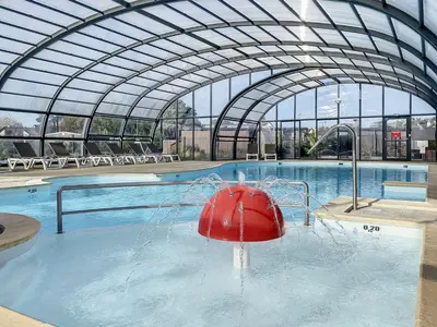 Piscine de l'établissement Mobil-home luxueux à Jullouville, 200m plage, piscine chauffée, pour 6 personnes - FR-1-361A-73 ou située à proximité