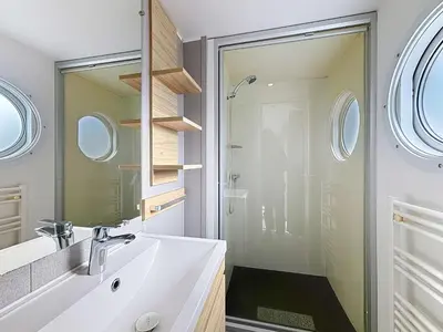 Salle de bains dans l'établissement Mobil-home tout confort près de la plage avec piscine chauffée, 3 chambres, terrasse et parking - FR-1-361A-74