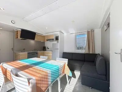 Cuisine ou kitchenette dans l'établissement Mobil-home tout confort près de la plage avec piscine chauffée, 3 chambres, terrasse et parking - FR-1-361A-74