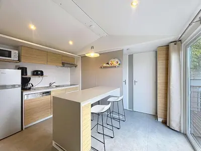 Cuisine ou kitchenette dans l'établissement Mobil-home Confort 2 chambres, Piscine chauffée, 200 m de la plage, Parking et Wi-Fi inclus - FR-1-361A-77