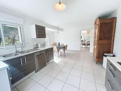 Cuisine ou kitchenette dans l'établissement Grande maison près plage Carolles, 5 chambres, jardin, parking, wifi gratuit – 10 pers. - FR-1-361-537