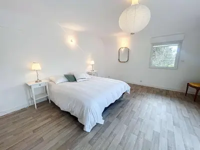 Un ou plusieurs lits dans un hébergement de l'établissement Grande maison près plage Carolles, 5 chambres, jardin, parking, wifi gratuit – 10 pers. - FR-1-361-537