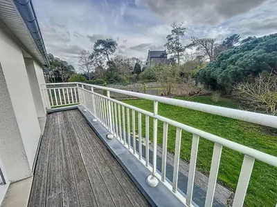 Balcon ou terrasse dans l'établissement Grande maison près plage Carolles, 5 chambres, jardin, parking, wifi gratuit – 10 pers. - FR-1-361-537