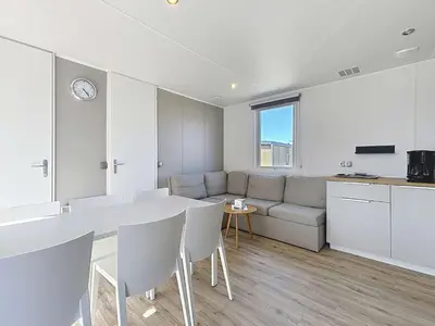 Cuisine ou kitchenette dans l'établissement Mobil-home confort 3 ch, piscine chauffée, 200m plage, parking, WiFi, animaux admis - FR-1-361A-72