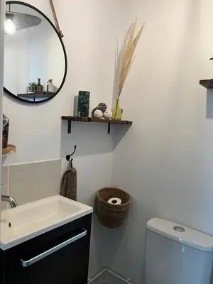 Salle de bains dans l'établissement - Nouveau - Bienvenue à Azelma - Cozy et proche de Naval Group
