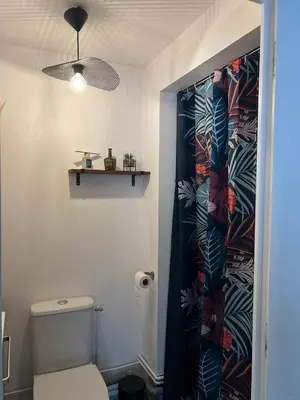 Salle de bains dans l'établissement - Nouveau - Bienvenue à Azelma - Cozy et proche de Naval Group