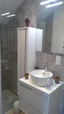 Salle de bains dans l'établissement L'Atelier