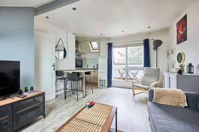 Télévision ou salle de divertissement dans l'établissement Au Jardin de Mel - Appt à moins d'1 km de la plage