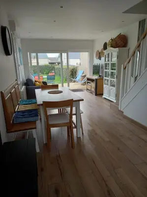 Coin salon dans l'établissement Maison 100m de la plage les pieds dans l'eau