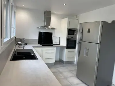 Cuisine ou kitchenette dans l'établissement Maison vue mer chez Aline