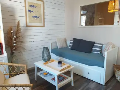 Coin salon dans l'établissement La Cabane du Roc