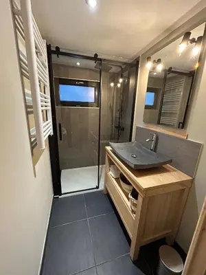 Salle de bains dans l'établissement L'atelier de la clef des Paons