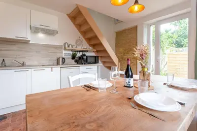 Cuisine ou kitchenette dans l'établissement Gîte Avec Jacuzzi Chic & Cosy entre Caen et la Mer en Normandie