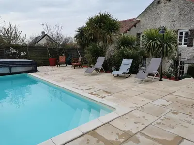 Piscine de l'établissement CAMILLE à VER SUR MER ou située à proximité