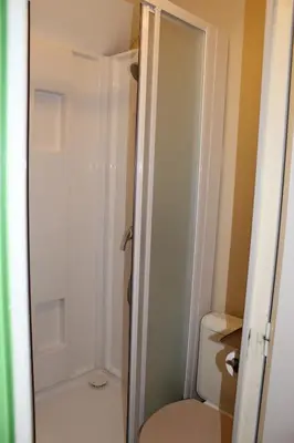 Salle de bains dans l'établissement Chambre d'hôte, avec espace vue sur mer, à 400 m du port au 2ème et 3ème étage d'une maison typique de Saint Vaast La Hougue