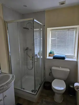 Salle de bains dans l'établissement Le gîte des Jardins d'Hayden