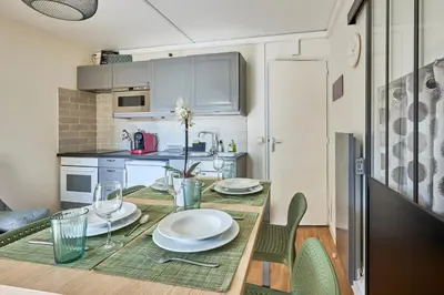 Cuisine ou kitchenette dans l'établissement Les Violettes - Appt à 200 m de la plage