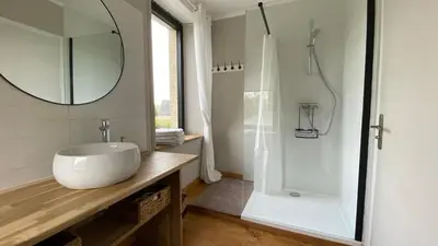 Salle de bains dans l'établissement Gîte avec jacuzzi proche de Bayeux
