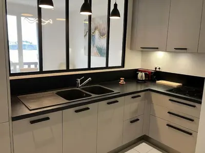Cuisine ou kitchenette dans l'établissement Les Pieds dans l'Eau