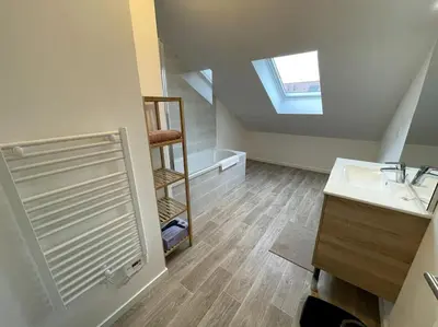 Salle de bains dans l'établissement Freesia, Maison neuve avec jardin et garage