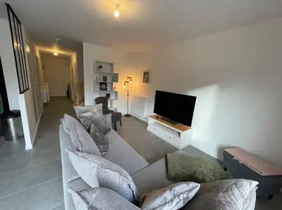 Télévision ou salle de divertissement dans l'établissement Freesia, Maison neuve avec jardin et garage