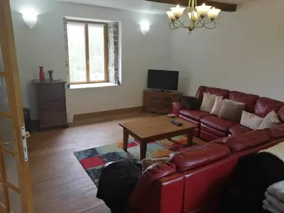 Télévision ou salle de divertissement dans l'établissement NormanD Holiday Home - VIRE CALVADOS Relaxing Rural Retreat