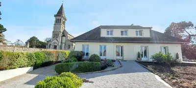 Jardin de l'établissement Maison de charme à Grandcamp-Maisy avec vue sur la mer.