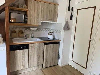 Cuisine ou kitchenette dans l'établissement Duplex à 100m de la plage, balcon et parking gratuit - 4 pers. - FR-1-465-108