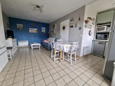 Cuisine ou kitchenette dans l'établissement Rez-de-jardin près de la mer