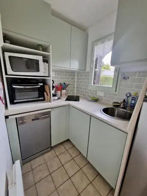 Cuisine ou kitchenette dans l'établissement Rez-de-jardin près de la mer