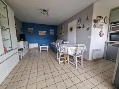 Cuisine ou kitchenette dans l'établissement Rez-de-jardin près de la mer
