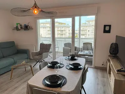 Coin salon dans l'établissement Charmant 2P avec balcon, proche plage et centre | Parking | Wifi | 4 pers | Cabourg - FR-1-487-365
