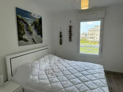 Un ou plusieurs lits dans un hébergement de l'établissement Charmant 2P avec balcon, proche plage et centre | Parking | Wifi | 4 pers | Cabourg - FR-1-487-365