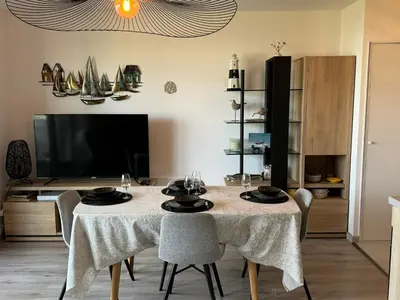 Télévision ou salle de divertissement dans l'établissement Charmant 2P avec balcon, proche plage et centre | Parking | Wifi | 4 pers | Cabourg - FR-1-487-365
