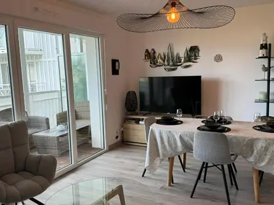 Télévision ou salle de divertissement dans l'établissement Charmant 2P avec balcon, proche plage et centre | Parking | Wifi | 4 pers | Cabourg - FR-1-487-365