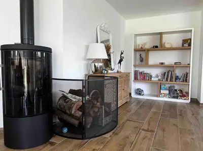Bibliothèque dans la maison de vacances