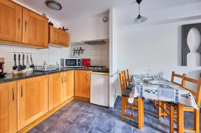 Cuisine ou kitchenette dans l'établissement Ethoucky - Maison à 300m de la plage
