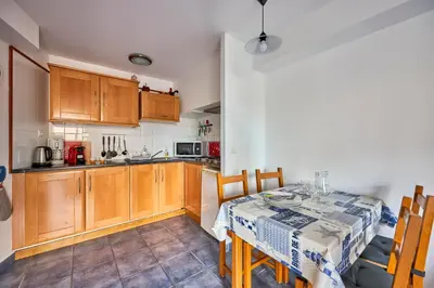Cuisine ou kitchenette dans l'établissement Ethoucky - Maison à 300m de la plage