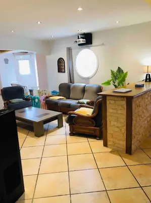 Coin salon dans l'établissement Villa Katharos avec SPA et piscine