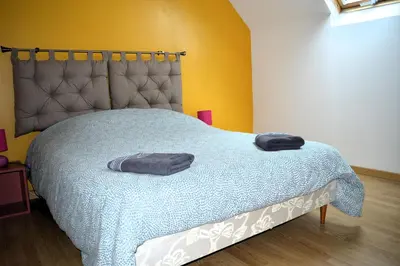 Un ou plusieurs lits dans un hébergement de l'établissement Chez Fabienne, maison avec petite terrasse privée