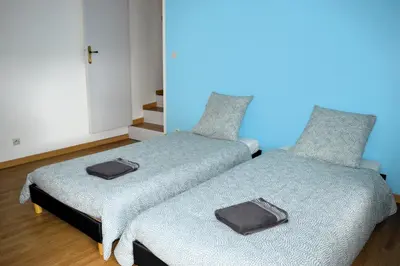 Un ou plusieurs lits dans un hébergement de l'établissement Chez Fabienne, maison avec petite terrasse privée
