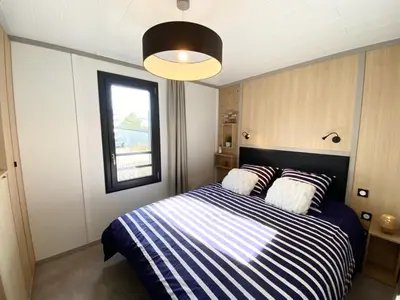 Un ou plusieurs lits dans un hébergement de l'établissement Chalet cozy à Jullouville - 4 pers, piscine chauffée, proche plage et commerces - FR-1-361-538