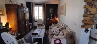 Coin salon dans l'établissement Une chambre en ville