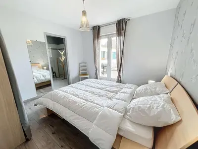 Un ou plusieurs lits dans un hébergement de l'établissement Maison à 500m de la plage avec jardin, 4 chambres, Wi-Fi et parking - 8 couchages - FR-1-361-539