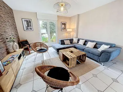 Coin salon dans l'établissement Maison à 500m de la plage avec jardin, 4 chambres, Wi-Fi et parking - 8 couchages - FR-1-361-539