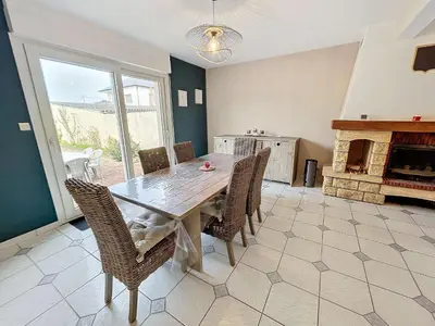 Coin salon dans l'établissement Maison à 500m de la plage avec jardin, 4 chambres, Wi-Fi et parking - 8 couchages - FR-1-361-539